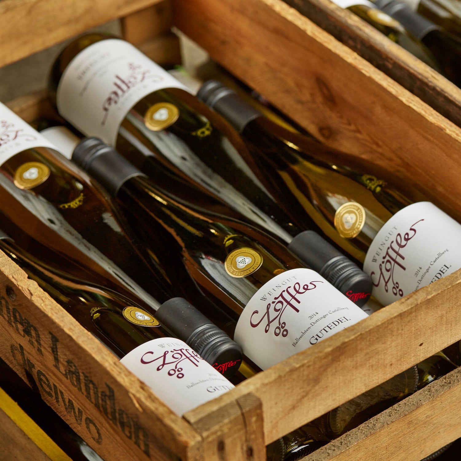 Weinflaschen mit Weingut Löffler-Etiketten in einer Weinkiste